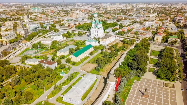 Rusia, Astracán - 12 de septiembre de 2017: Vista aérea del Kremlin de Astracán, complejo histórico y arquitectónico — Foto de Stock