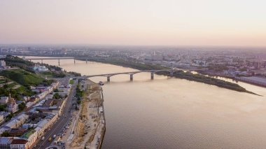 Gün batımında Oka Nehri 'nin karşısındaki Kanavinsky Köprüsü' nün havadan görüntüsü. Nizhny Novgorod, Rusya 
