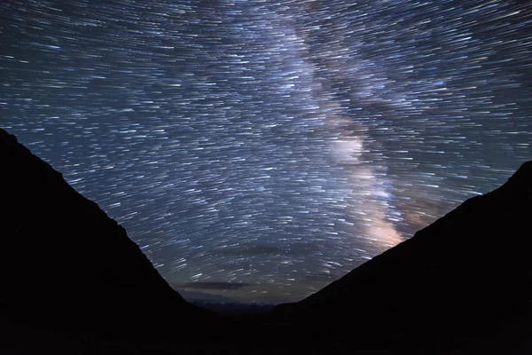 Sporen van sterren in de vorm van lijnen vervagen. Kijk in de berg — Stockfoto