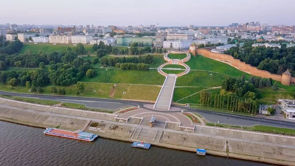 Vista della scala Nizhny Novgorod Cremlino e Chkalov. Durante l'alba. Nizhny Novgorod, Russia — Foto Stock