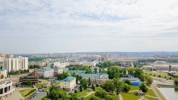 Όμορφη πανοραμική θέα από το κέντρο του Σαράνσκ, καθώς και ένα γήπεδο υπό κατασκευή, τη Ρωσία, Σαράνσκ — Φωτογραφία Αρχείου