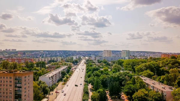 俄国, Penza-2017年8月27日: Penza 城市的全景从空气在夏天。Karpinsky 街Penza, 俄罗斯 — 图库照片