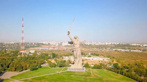 Sculptuur van het moederland oproepen! -compositorische centrum van monument-ensemble aan de helden van de slag om Stalingrad op Mamajev Koergan. Vroeg in de ochtend. Volgograd, Rusland — Stockfoto