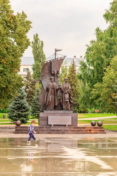 Rusia, Samara - 14 de septiembre de 2017: Monumento a San Pedro y — Foto de Stock