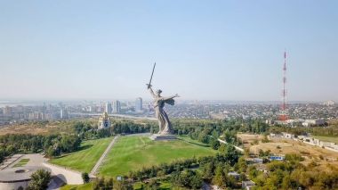 Vatan aramalar heykel! -kompozisyon Merkezi anıt-Ensemble Heroes of Stalingrad Savaşı Mamayev Kurgan olarak için. Sabah erkenden. Volgograd, Rusya Federasyonu 