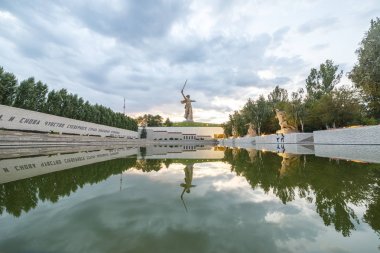 Rusya, Volgograd - 28 Ağustos 2017: gün batımı. Heykel Motherlan