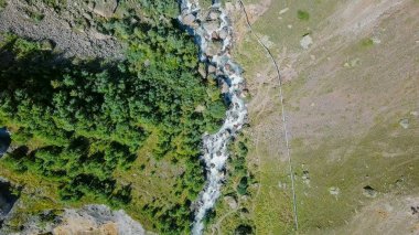 Elbrus kuzeyden. Sultan şelale Kızıl-Su Nehri üzerinde. Havadan görünümü. Kabardey-çatışmalar işgalciler, Rusya Federasyonu 