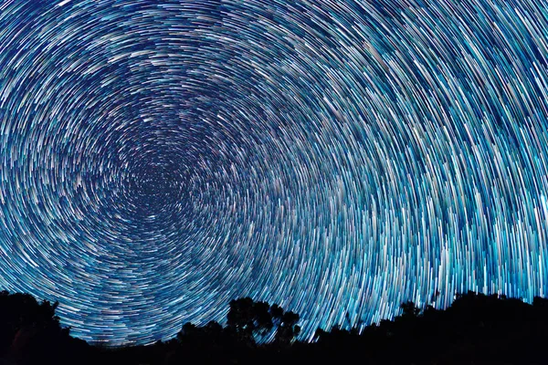 Faixas de estrelas na forma de linhas de desbotamento em espiral — Fotografia de Stock