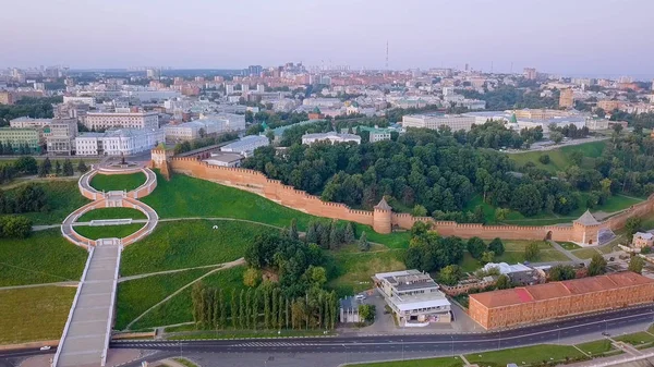 Vista del Kremlin de Nizhny Novgorod y la escalera de Chkalov. Durante el amanecer. Nizhny Novgorod, Rusia — Foto de Stock