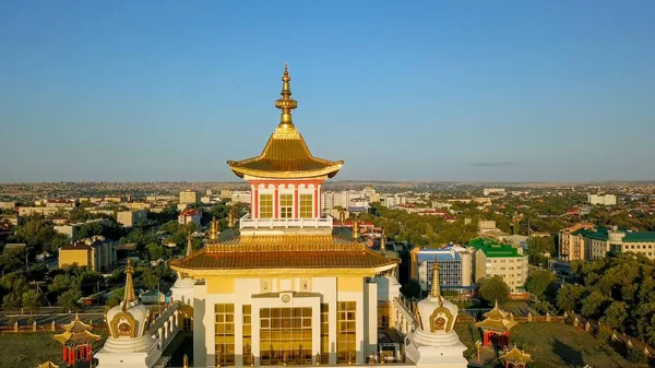 Zlatý příbytku Buddha Šákjamuni při východu slunce je největší buddhistický chrám v Y6, jednoho z největších buddhistických chrámů v Evropě. Elista, Rusko — Stock fotografie