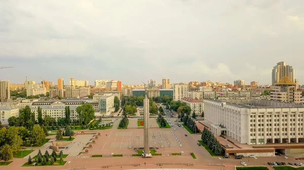 Oroszország, Samara - 2017. szeptember 14.: Gyönyörű kilátás nyílik a térre, a dicsőség. Emlékmű a dicsőség, szamara régióban a kormány — Stock Fotó