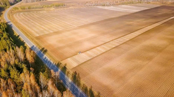 拖拉机用肥料犁田地。秋天, 俄国 — 图库照片