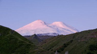 Şafakta Elbruz Dağı. Kafkas Dağları, Russi