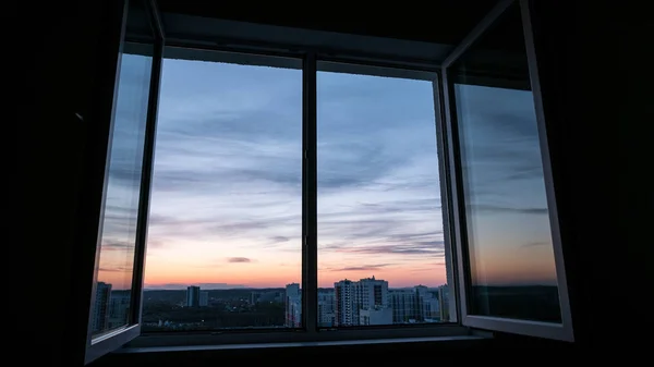 Solnedgång Moln Genom Ett Fönster Med Reflektion Fönster Sidohängt Fönster — Stockfoto