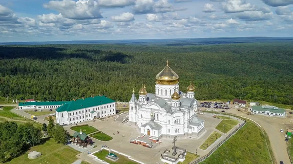 Belogorski st. nicholas orthodox-missionarisches Kloster. Russland, Dauerwellen-Territorium, weißer Berg — Stockfoto
