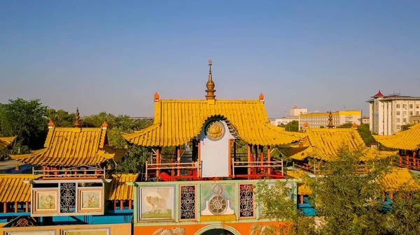 La Porte d'Or est une structure architecturale bouddhiste, située à Elista, Kalmykia. Russie — Photo