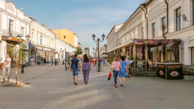 Rusya, Kazan - 19 Ağustos 2017: Yaz Kazan ana yaya cadde boyunca yürümek. Bauman Sokağı. Kazan, Rusya Federasyonu 