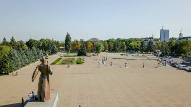 Rusya, Stavropol - 11 Eylül 2017: Kızıl Muhafızlar asker anıt. Soldatskaya kare ve şehrin genel panorama görünümünü 