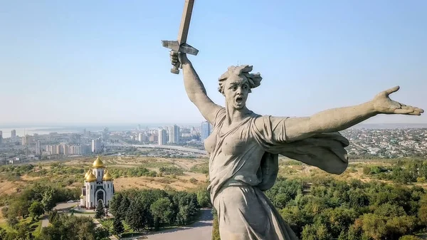 Escultura que a Pátria chama! - centro composicional de monumento-conjunto a Heróis de Batalha de Estalinegrado em Mamayev Kurgan. De manhã cedo. Volgograd, Rússia — Fotografia de Stock