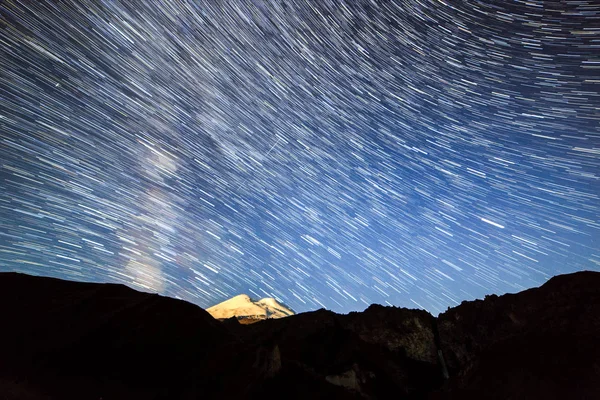 Las estrellas dibujan líneas y nubes. Paisaje nocturno. Rusia. Monte Elbr —  Fotos de Stock