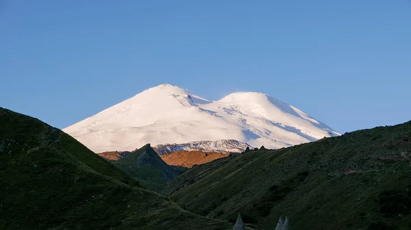 Monte Elbrus all'alba. Caucaso Montagne, Russi — Foto Stock
