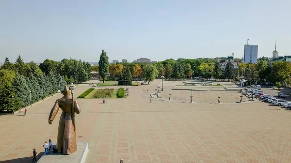 Rusia, Stavropol - 11 September 2017: Monumen untuk Tentara Pengawal Merah. Pemandangan lapangan Soldatskaya dan panorama kota secara umum — Stok Foto