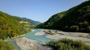 Uçuş Teberda Nehri Kafkasya dağlarında. Karaçay-Çerkes Cumhuriyeti, Rusya Federasyonu 