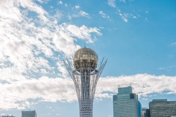 Astana, Kazakstan - 3 September 2016: Baiterek. Golden ball ag — Stockfoto