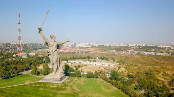 Szobor a Szülőföld hívások! -összetételi középpontja a hősök a csata Sztálingrád a Mamayev Kurgan műemlékegyüttes. Kora reggel. Volgográd, Oroszország — Stock Fotó