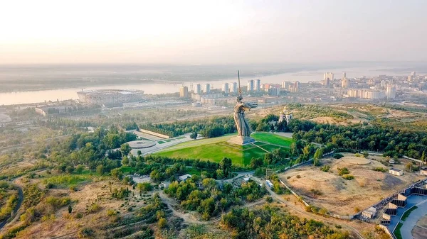 Skulptur fäderneslandet samtal! -sammansättning mitten av hjältar av slaget om Stalingrad på Mamayev Kurgan-monumentet-ensemblen. Tidigt på morgonen. Volgograd, Ryssland — Stockfoto