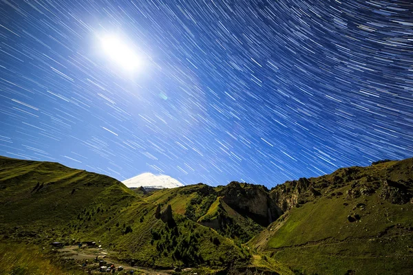 Måne över Mount Elbrus. Nattlandskap. Ryssland. Spår i f — Stockfoto