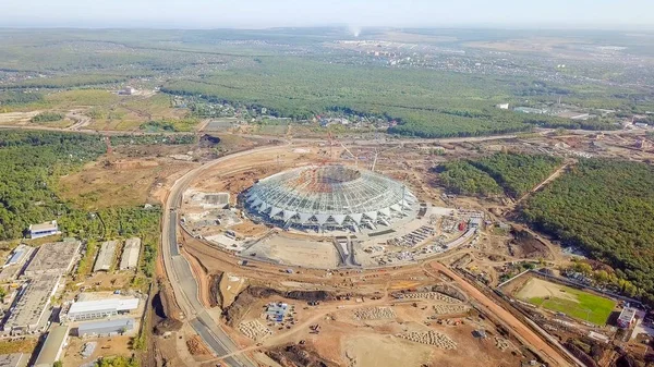 Ryssland, Samara - 15 September 2017: Byggande av en fotbollsstadion i staden Samara. Samara - staden värd för fotbolls-VM i Ryssland 2018 — Stockfoto
