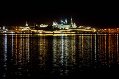 Kazan Kremlin. Nehrin yansıması ile gece manzara. Kazan,