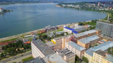 Rusya, Izhevsk. Bir dönme dolap ile eğlence parkı. Dolgu 