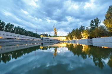 Rusya, Volgograd - 28 Ağustos 2017: gün batımı. Heykel Motherlan