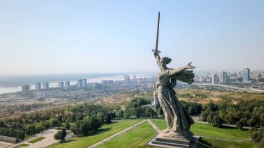 Vatan aramalar heykel! -kompozisyon Merkezi anıt-Ensemble Heroes of Stalingrad Savaşı Mamayev Kurgan olarak için. Sabah erkenden. Volgograd, Rusya Federasyonu 