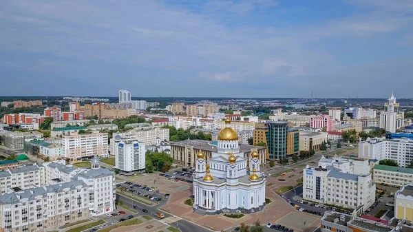 Catedral de St guerreiro justo Feodor Ushakov. Saransk, Rússia. Bela vista panorâmica da cidade — Fotografia de Stock