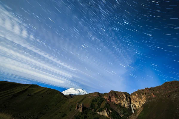 As estrelas traçam linhas e nuvens. Paisagem noturna. A Rússia. Monte Elbr — Fotografia de Stock