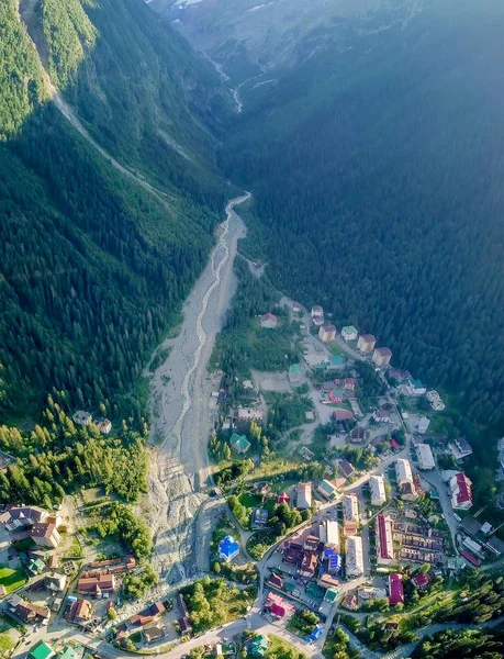 Aldeia montesa. Voar nas montanhas. Dombayskaya Polyana, Karachaevo-Cherkessia, o Cáucaso do Norte. Rússia — Fotografia de Stock