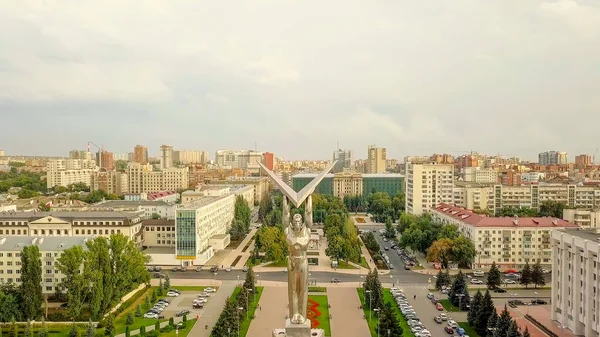 Rusia, Samara - 14 de septiembre de 2017: Vista panorámica de la plaza de la gloria. Monumento de la Gloria, Gobierno de la Región de Samara — Foto de Stock