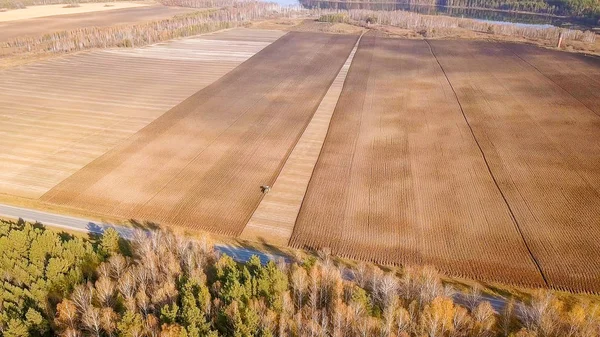 Le tracteur laboure un champ avec des engrais. Automne, Russie — Photo