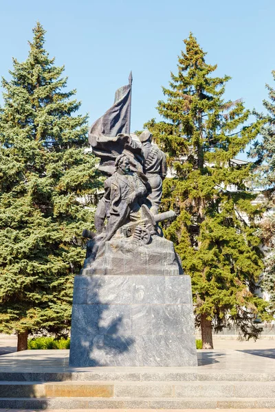 Россия, Саратов - 27 августа 2017 года: Памятник бойцам — стоковое фото