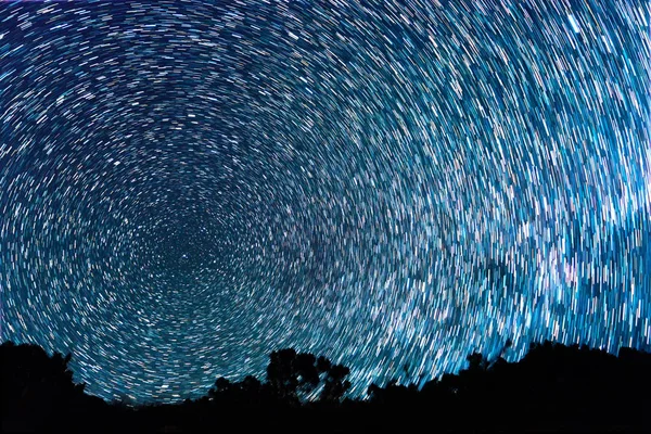 Spår från stjärnor i form av linjer — Stockfoto