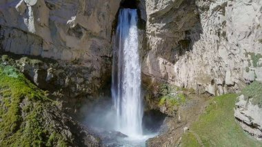 Elbrus bölge. Arka plan bir şelale kız. Sultan şelale Kızıl-Su Nehri üzerinde. Havadan görünümü. Kabardey-çatışmalar işgalciler, Rusya Federasyonu 