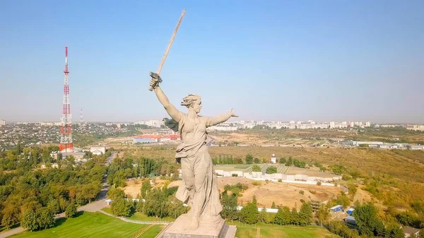 Szobor a Szülőföld hívások! -összetételi középpontja a hősök a csata Sztálingrád a Mamayev Kurgan műemlékegyüttes. Kora reggel. Volgográd, Oroszország — Stock Fotó