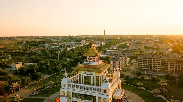 La morada dorada de Buda Shakyamuni al amanecer es el templo budista más grande de la República de Kalmykia, uno de los templos budistas más grandes de Europa. Elista, Rusia — Foto de Stock