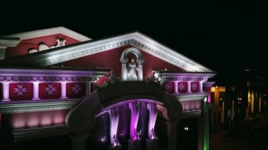 Rusya, Saransk - 25 Ağustos 2017: gece şehir ışıkları ve Cumhuriyetçi tiyatro, Opera ve bale Yaushev sonra adlı. Video. UltraHD (4k)