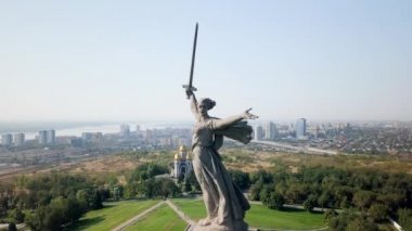 Heykel vatan arama! -kompozisyon Merkezi anıt-Ensemble Heroes of Stalingrad Savaşı Mamayev Kurgan olarak için. Sabah erkenden. Volgograd, Rusya Federasyonu. Video. UltraHD (4k)