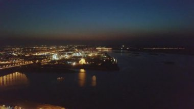Nijniy Novgorod üzerinde gece manzara havadan. Nehirler, izdiham görünümünü Stadyumu. Rusya. Video. UltraHD (4k)