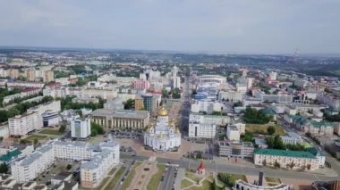 Rusya, Saransk - 25 Ağustos 2017: Cathedral St salih savaşçı Feodor Ushakov ve gece şehir ışıkları. Saransk, Rusya. Video. UltraHD (4k)